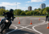 Alumno de la autoescuela MotoCircuito superando con éxito la prueba de las franjas metálicas (chapas) y los jalones en el circuito lento de Móstoles, manteniendo la mirada al frente.