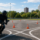 Alumno de la autoescuela MotoCircuito superando con éxito la prueba de las franjas metálicas (chapas) y los jalones en el circuito lento de Móstoles, manteniendo la mirada al frente.