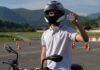 Documentación de la DGT y llaves de motocicleta sobre un escritorio, ilustrando los plazos de caducidad del carnet de moto A2 en Madrid.