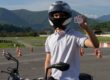 Documentación de la DGT y llaves de motocicleta sobre un escritorio, ilustrando los plazos de caducidad del carnet de moto A2 en Madrid.