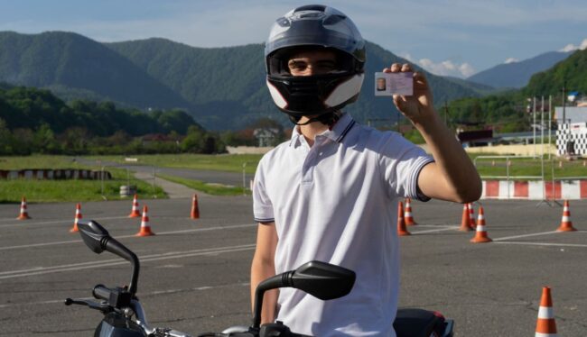 Documentación de la DGT y llaves de motocicleta sobre un escritorio, ilustrando los plazos de caducidad del carnet de moto A2 en Madrid.