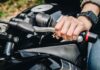 Detalle de las manos de un alumno de MotoCircuito operando con precisión la maneta de embrague y el acelerador para evitar calar la motocicleta durante una práctica en Móstoles.
