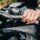 Detalle de las manos de un alumno de MotoCircuito operando con precisión la maneta de embrague y el acelerador para evitar calar la motocicleta durante una práctica en Móstoles.