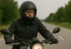 Motorista ajustándose las gafas de vista a través de la visera abierta de un casco integral antes de iniciar una práctica en el circuito de MotoCircuito en Móstoles.