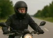 Motorista ajustándose las gafas de vista a través de la visera abierta de un casco integral antes de iniciar una práctica en el circuito de MotoCircuito en Móstoles.