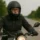 Motorista ajustándose las gafas de vista a través de la visera abierta de un casco integral antes de iniciar una práctica en el circuito de MotoCircuito en Móstoles.