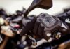 Detalle de la bota de un motorista accionando la palanca de cambios manual de una motocicleta durante una práctica en el circuito de la autoescuela MotoCircuito.