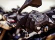 Detalle de la bota de un motorista accionando la palanca de cambios manual de una motocicleta durante una práctica en el circuito de la autoescuela MotoCircuito.