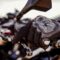 Detalle de la bota de un motorista accionando la palanca de cambios manual de una motocicleta durante una práctica en el circuito de la autoescuela MotoCircuito.