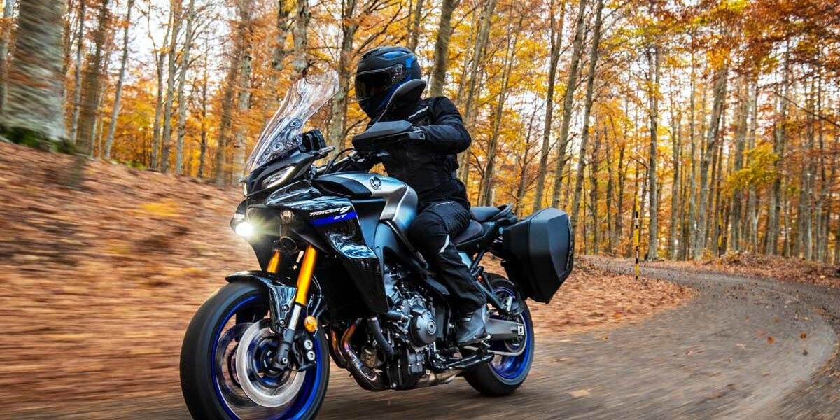 Alumno sonriente de MotoCircuito sosteniendo su carnet provisional de moto recién aprobado frente a las pistas de Móstoles, destacando la rapidez del proceso.