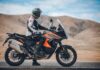 Profesor de MotoCircuito entregando el diploma del curso del Carnet A a un alumno feliz junto a una motocicleta de gran cilindrada en el circuito de Móstoles, sin necesidad de examen de la DGT.