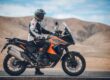 Profesor de MotoCircuito entregando el diploma del curso del Carnet A a un alumno feliz junto a una motocicleta de gran cilindrada en el circuito de Móstoles, sin necesidad de examen de la DGT.