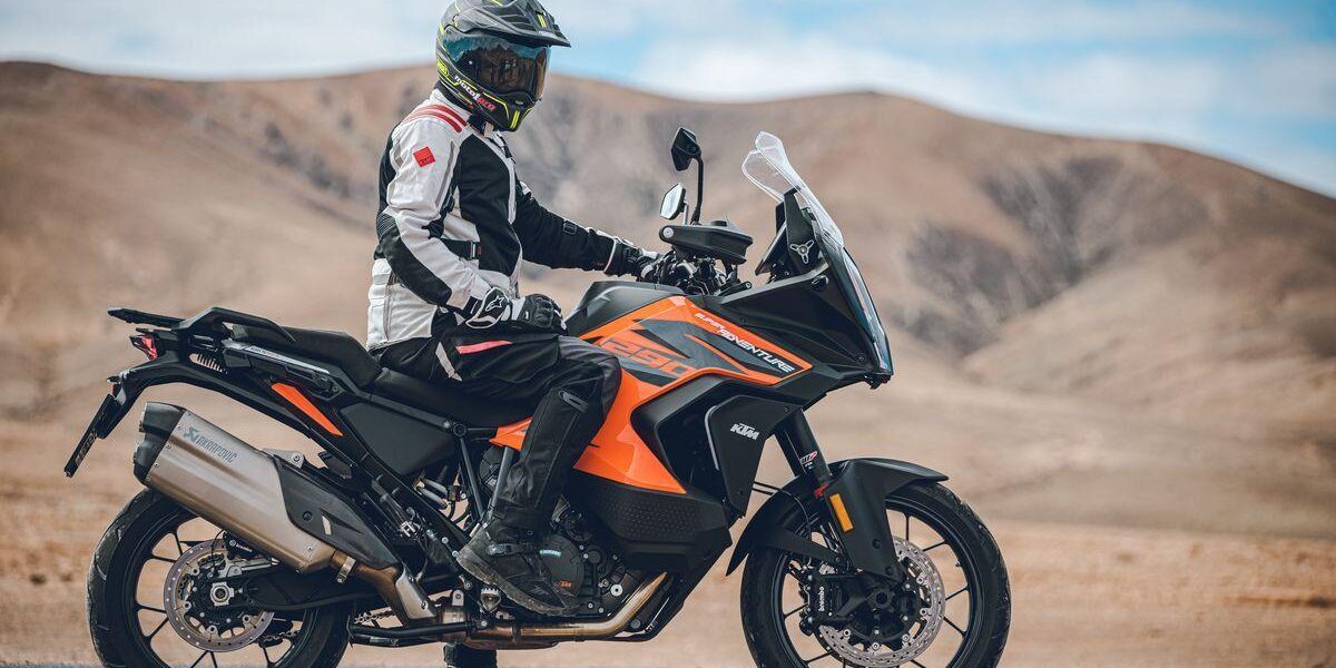 Profesor de MotoCircuito entregando el diploma del curso del Carnet A a un alumno feliz junto a una motocicleta de gran cilindrada en el circuito de Móstoles, sin necesidad de examen de la DGT.
