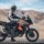 Profesor de MotoCircuito entregando el diploma del curso del Carnet A a un alumno feliz junto a una motocicleta de gran cilindrada en el circuito de Móstoles, sin necesidad de examen de la DGT.