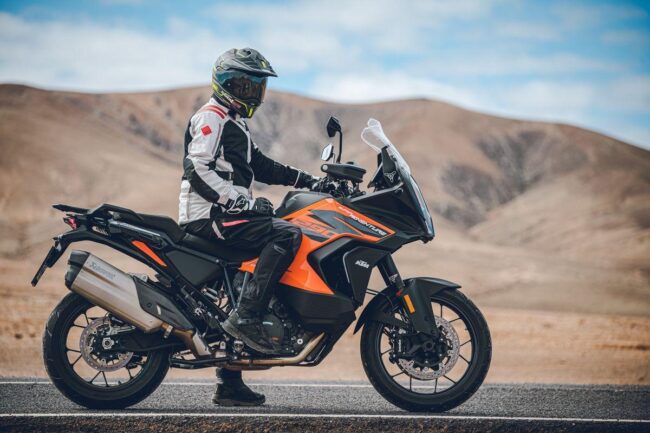 Profesor de MotoCircuito entregando el diploma del curso del Carnet A a un alumno feliz junto a una motocicleta de gran cilindrada en el circuito de Móstoles, sin necesidad de examen de la DGT.