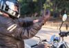 Detalle del equipamiento obligatorio para motoristas, mostrando botas específicas, pantalones con protecciones y guantes homologados en el circuito de la autoescuela MotoCircuito.