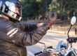 Detalle del equipamiento obligatorio para motoristas, mostrando botas específicas, pantalones con protecciones y guantes homologados en el circuito de la autoescuela MotoCircuito.