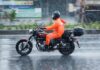 Motocicleta de la autoescuela MotoCircuito realizando prácticas en el circuito mojado de Móstoles bajo la lluvia, demostrando el agarre y la seguridad del asfalto.
