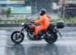 Motocicleta de la autoescuela MotoCircuito realizando prácticas en el circuito mojado de Móstoles bajo la lluvia, demostrando el agarre y la seguridad del asfalto.