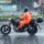 Motocicleta de la autoescuela MotoCircuito realizando prácticas en el circuito mojado de Móstoles bajo la lluvia, demostrando el agarre y la seguridad del asfalto.