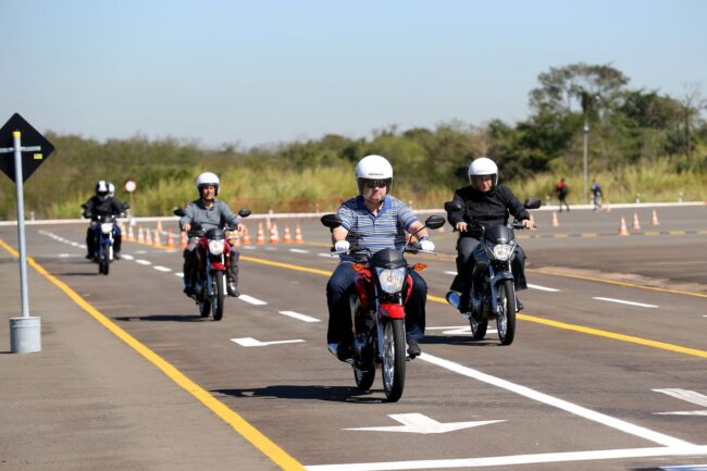 Motorista de la autoescuela MotoCircuito realizando un STOP perfecto con el pie apoyado en el suelo durante una clase práctica de circulación por las calles de Móstoles.