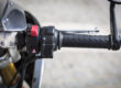 Detalle de la rueda delantera y la horquilla de una motocicleta realizando una frenada de emergencia controlada antes de la línea blanca en el circuito rápido de MotoCircuito.