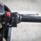 Detalle de la rueda delantera y la horquilla de una motocicleta realizando una frenada de emergencia controlada antes de la línea blanca en el circuito rápido de MotoCircuito.