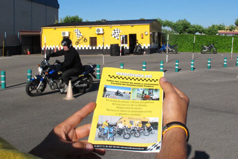 Motorista de la autoescuela MotoCircuito realizando un giro cerrado de 180 grados en el circuito rápido de Móstoles, aplicando la técnica de la mirada y el freno trasero.