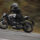 Detalle de la ficha técnica y las llaves de una motocicleta junto a un casco en las instalaciones de MotoCircuito, explicando la normativa de los 95 CV para limitar motos del carnet A2.