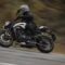 Detalle de la ficha técnica y las llaves de una motocicleta junto a un casco en las instalaciones de MotoCircuito, explicando la normativa de los 95 CV para limitar motos del carnet A2.
