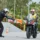 Alumno de la autoescuela MotoCircuito moviendo una motocicleta marcha atrás con el motor apagado, apoyando el vehículo de forma segura en la cadera durante el examen en Móstoles.