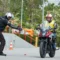 Alumno de la autoescuela MotoCircuito moviendo una motocicleta marcha atrás con el motor apagado, apoyando el vehículo de forma segura en la cadera durante el examen en Móstoles.