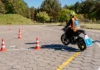 Profesor de la autoescuela MotoCircuito instruyendo a un alumno en el circuito privado y homologado de Móstoles, el único entorno legal y seguro para practicar sin carnet.