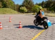 Profesor de la autoescuela MotoCircuito instruyendo a un alumno en el circuito privado y homologado de Móstoles, el único entorno legal y seguro para practicar sin carnet.