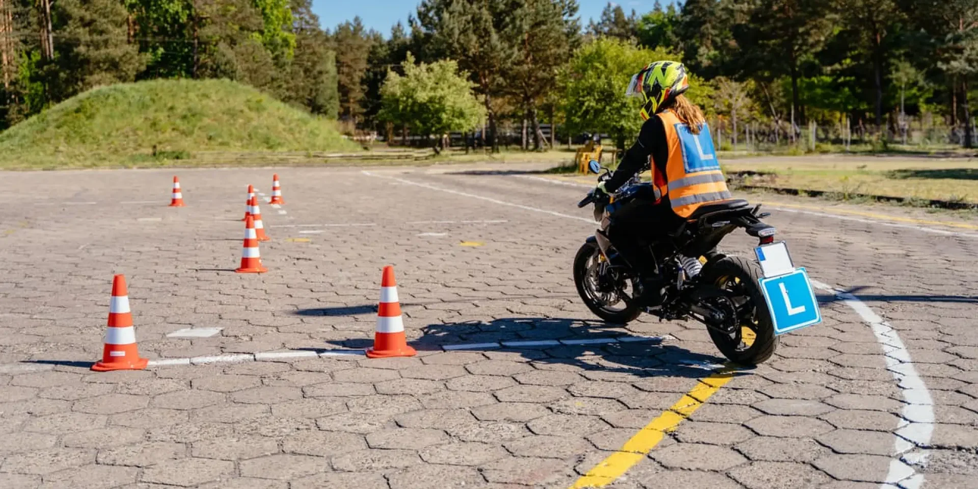 Profesor de la autoescuela MotoCircuito instruyendo a un alumno en el circuito privado y homologado de Móstoles, el único entorno legal y seguro para practicar sin carnet.