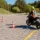 Profesor de la autoescuela MotoCircuito instruyendo a un alumno en el circuito privado y homologado de Móstoles, el único entorno legal y seguro para practicar sin carnet.