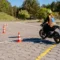 Profesor de la autoescuela MotoCircuito instruyendo a un alumno en el circuito privado y homologado de Móstoles, el único entorno legal y seguro para practicar sin carnet.