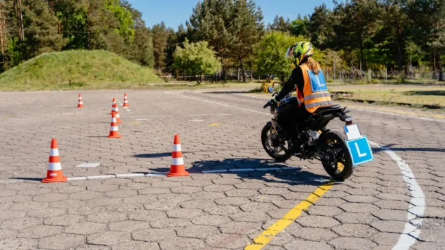 Profesor de la autoescuela MotoCircuito instruyendo a un alumno en el circuito privado y homologado de Móstoles, el único entorno legal y seguro para practicar sin carnet.