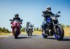 Motorista de la autoescuela MotoCircuito circulando correctamente por el centro de su carril durante una práctica de circulación en calle abierta en Móstoles.