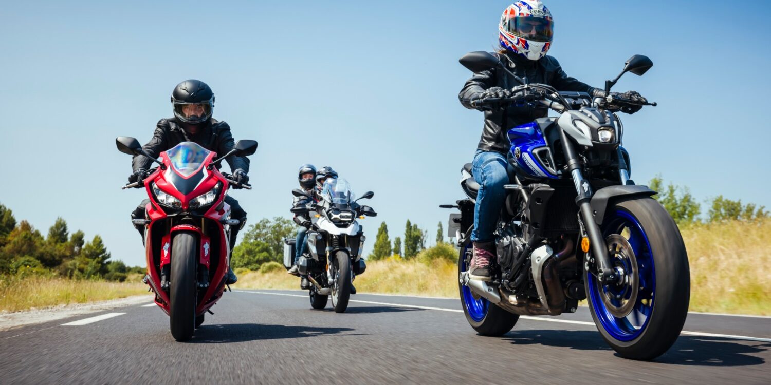 Motorista de la autoescuela MotoCircuito circulando correctamente por el centro de su carril durante una práctica de circulación en calle abierta en Móstoles.