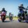 Motorista de la autoescuela MotoCircuito circulando correctamente por el centro de su carril durante una práctica de circulación en calle abierta en Móstoles.