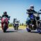 Motorista de la autoescuela MotoCircuito circulando correctamente por el centro de su carril durante una práctica de circulación en calle abierta en Móstoles.