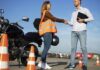 Motorista adulto de MotoCircuito con equipamiento completo preparándose para sus prácticas del carnet A2 en el circuito cerrado de Móstoles, paso previo obligatorio para el carnet A.