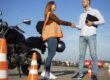 Motorista adulto de MotoCircuito con equipamiento completo preparándose para sus prácticas del carnet A2 en el circuito cerrado de Móstoles, paso previo obligatorio para el carnet A.