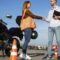 Motorista adulto de MotoCircuito con equipamiento completo preparándose para sus prácticas del carnet A2 en el circuito cerrado de Móstoles, paso previo obligatorio para el carnet A.