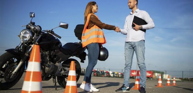 Motorista adulto de MotoCircuito con equipamiento completo preparándose para sus prácticas del carnet A2 en el circuito cerrado de Móstoles, paso previo obligatorio para el carnet A.
