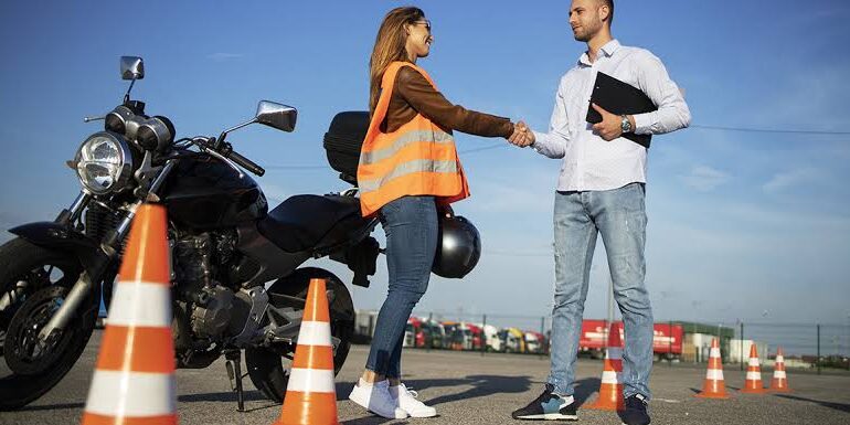 sacar-carnet-a-moto-directamente-edad-mito-madrid Motorista adulto de MotoCircuito con equipamiento completo preparándose para sus prácticas del carnet A2 en el circuito cerrado de Móstoles, paso previo obligatorio para el carnet A.