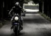 Profesor de MotoCircuito enseñando a un alumno dónde se encuentra el depósito del líquido de frenos de la motocicleta durante una clase en el circuito de Móstoles, preparándole para las verificaciones previas.
