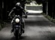 Profesor de MotoCircuito enseñando a un alumno dónde se encuentra el depósito del líquido de frenos de la motocicleta durante una clase en el circuito de Móstoles, preparándole para las verificaciones previas.