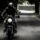 Profesor de MotoCircuito enseñando a un alumno dónde se encuentra el depósito del líquido de frenos de la motocicleta durante una clase en el circuito de Móstoles, preparándole para las verificaciones previas.